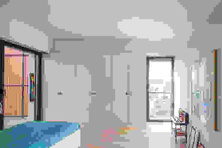 Moradias em banda, Queijas Quartos minimalistas por Estúdio Urbano Arquitectos Minimalista
