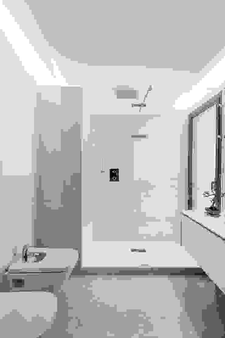Moradias em banda, Queijas Casas de banho minimalistas por Estúdio Urbano Arquitectos Minimalista