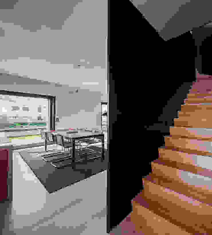Moradias em banda, Queijas Corredores, halls e escadas minimalistas por Estúdio Urbano Arquitectos Minimalista