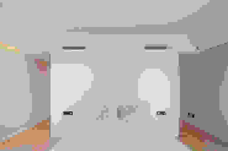 Moradias em banda, Queijas Quartos minimalistas por Estúdio Urbano Arquitectos Minimalista