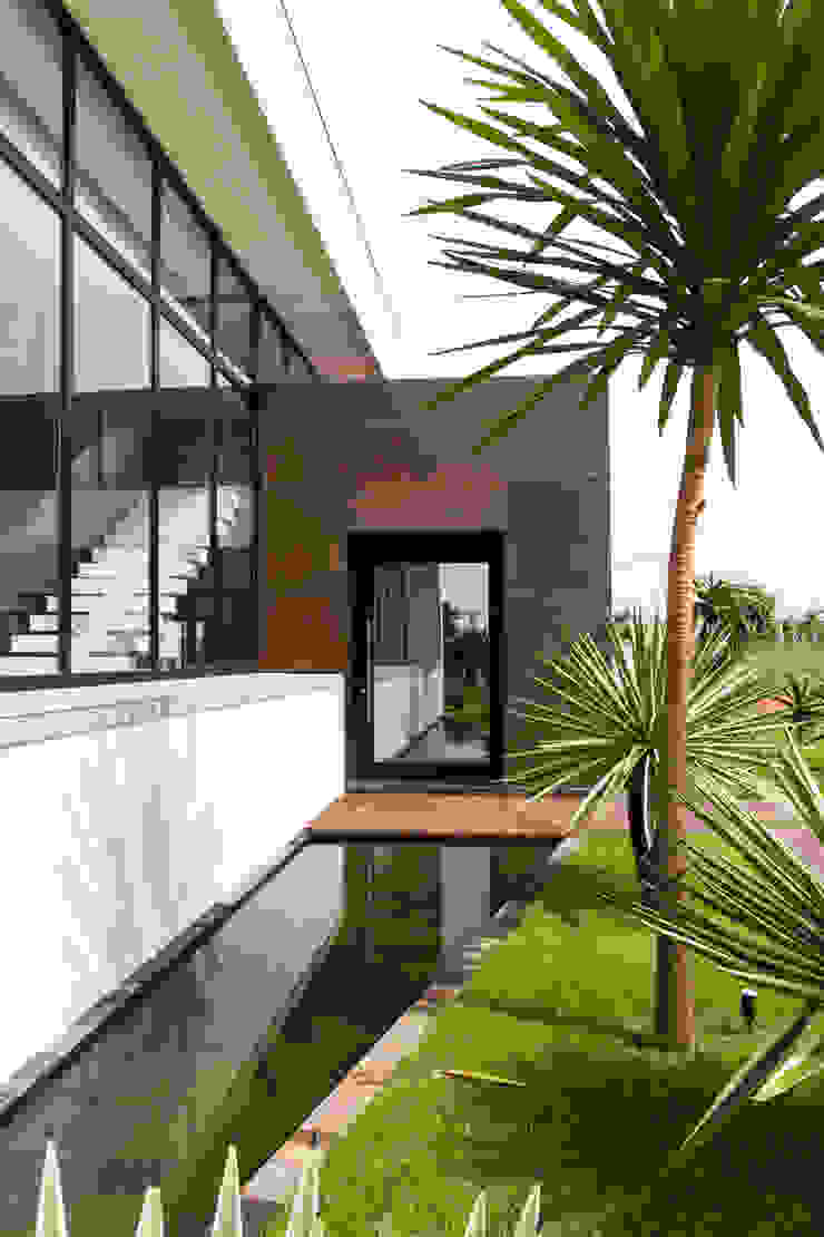 A porta de entrada reflete a paisagem RABAIOLI I FREITAS Casas minimalistas