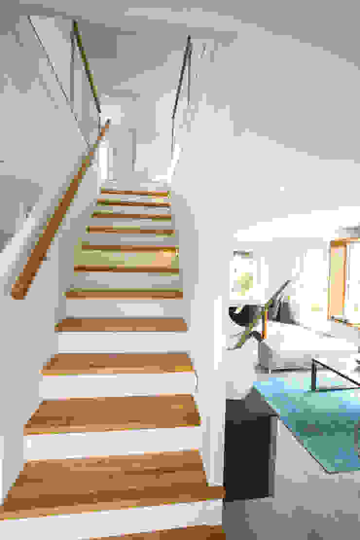 ICON CUBE - Modernes Wohnen im Bauhaus-Stil, Dennert Massivhaus GmbH Dennert Massivhaus GmbH Modern corridor, hallway & stairs