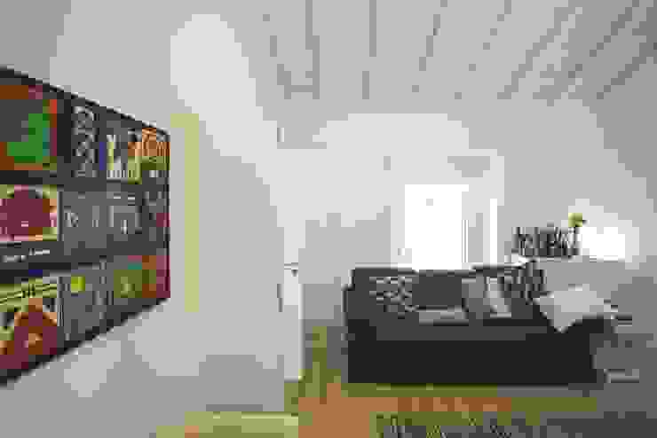 House in Corte Gafo, Mértola Estúdio Urbano Arquitectos Minimalist living room