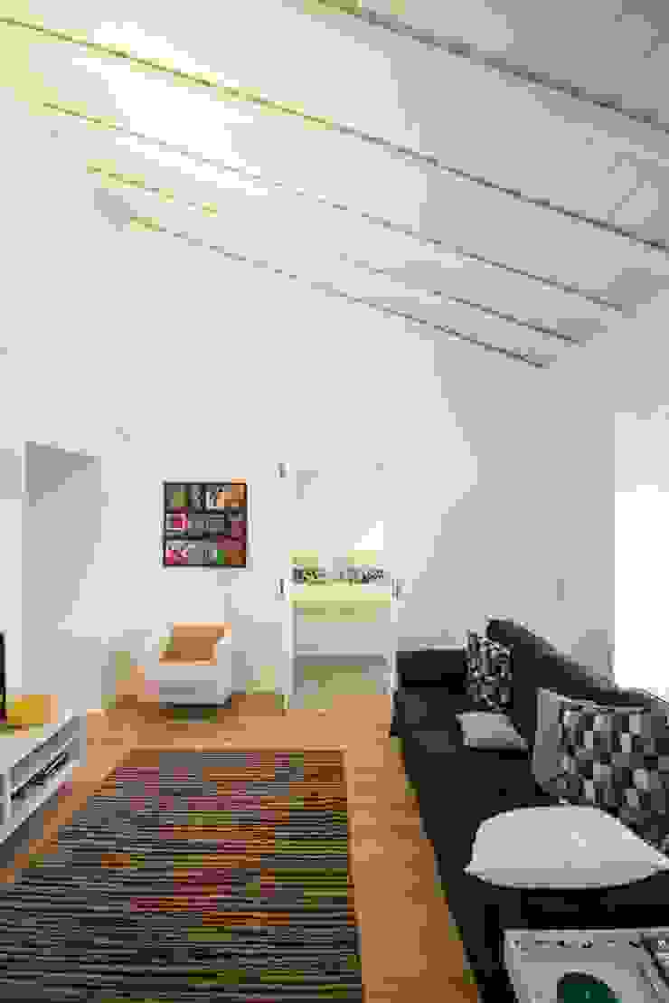 House in Corte Gafo, Mértola Estúdio Urbano Arquitectos Minimalist living room