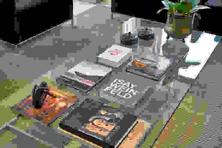 Detalhe da mesa de centro Fernanda Sperb Arquitetura e interiores Sala de estarAcessórios e Decoração