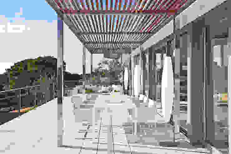 Дом в Сагаро, Испания, IND Archdesign IND Archdesign Mediterranean style balcony, veranda & terrace