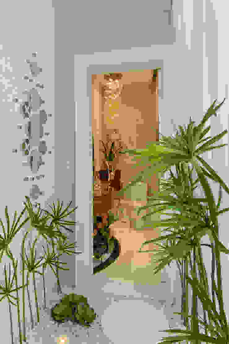 Arquiteto Aquiles Nícolas Kílaris Modern corridor, hallway & stairs