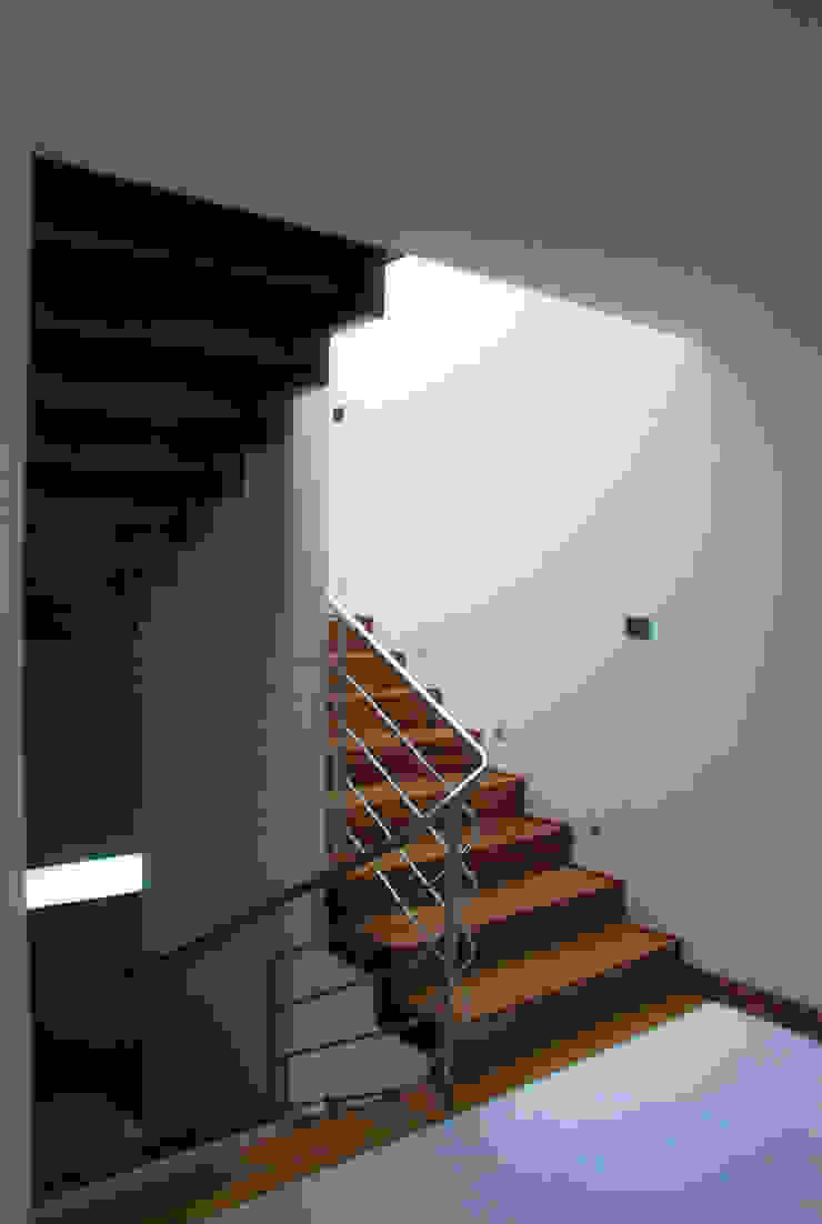 [TT ARQUITECTOS] Pasillos, vestíbulos y escaleras de estilo moderno