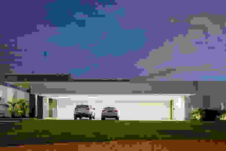 TB House, Aguirre Arquitetura Aguirre Arquitetura Garasi Minimalis