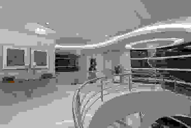 Arquiteto Aquiles Nícolas Kílaris Modern corridor, hallway & stairs
