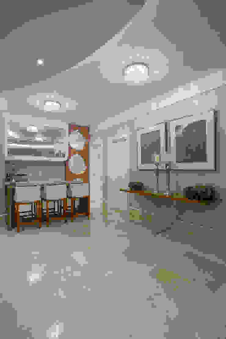 Arquiteto Aquiles Nícolas Kílaris Modern corridor, hallway & stairs