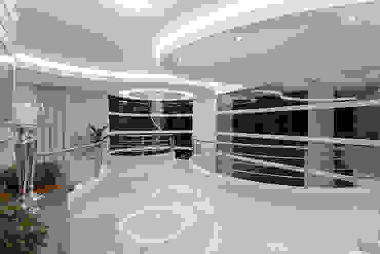 Arquiteto Aquiles Nícolas Kílaris Modern corridor, hallway & stairs