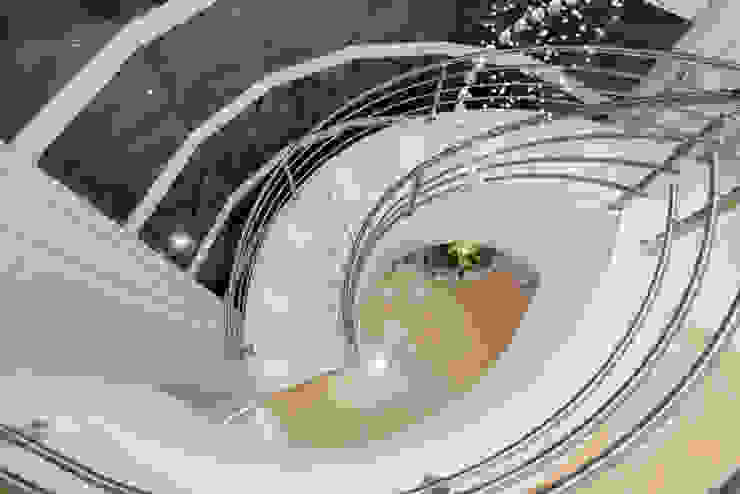 Arquiteto Aquiles Nícolas Kílaris Modern corridor, hallway & stairs