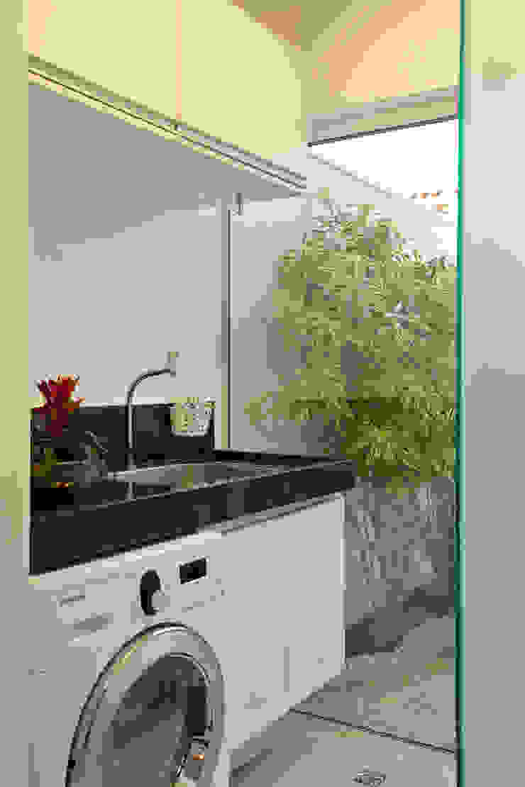 Designer de Interiores e Paisagista Iara Kílaris Jardines de estilo moderno