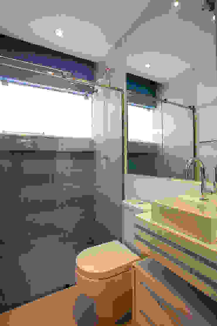 Designer de Interiores e Paisagista Iara Kílaris Baños de estilo moderno