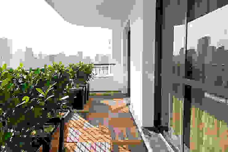 Apartamento Itaim Marcella Loeb Varandas, alpendres e terraços modernos