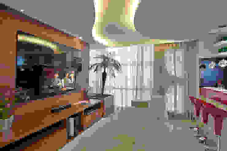 Designer de Interiores e Paisagista Iara Kílaris Salas multimedia de estilo moderno