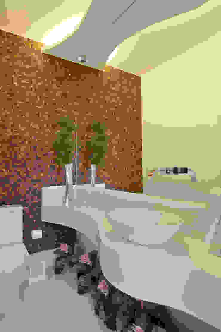 Designer de Interiores e Paisagista Iara Kílaris Baños de estilo moderno