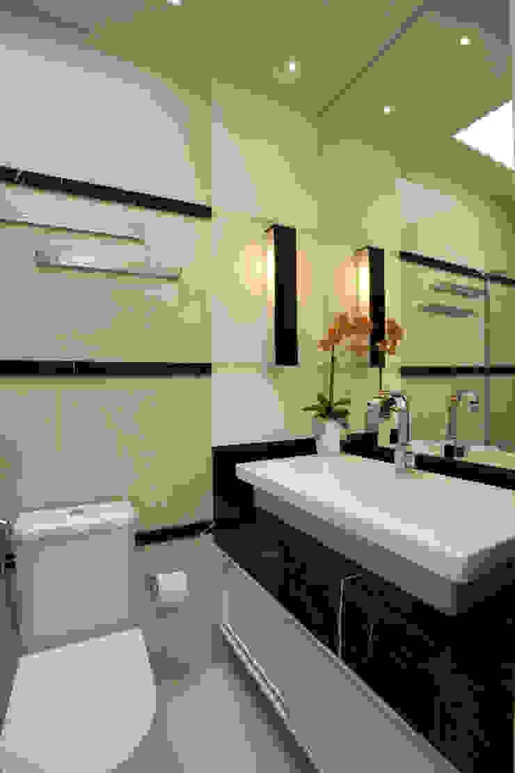 Designer de Interiores e Paisagista Iara Kílaris Baños de estilo moderno