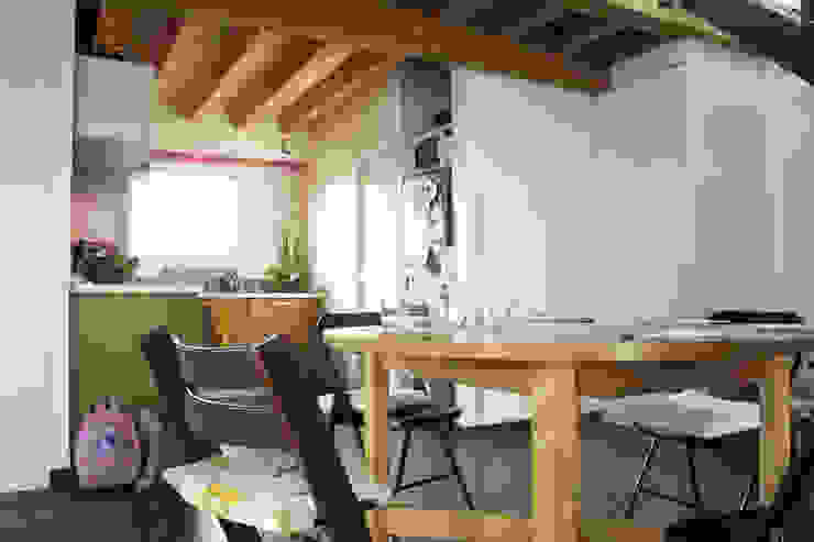 maison bioclimatique, ATELIER ARTEFAKT ATELIER ARTEFAKT Salle à manger moderne Meubles,Table,Biens,Bois,Immeuble,Chaise,Design d&#39;intérieur,Architecture,Étage,Sol