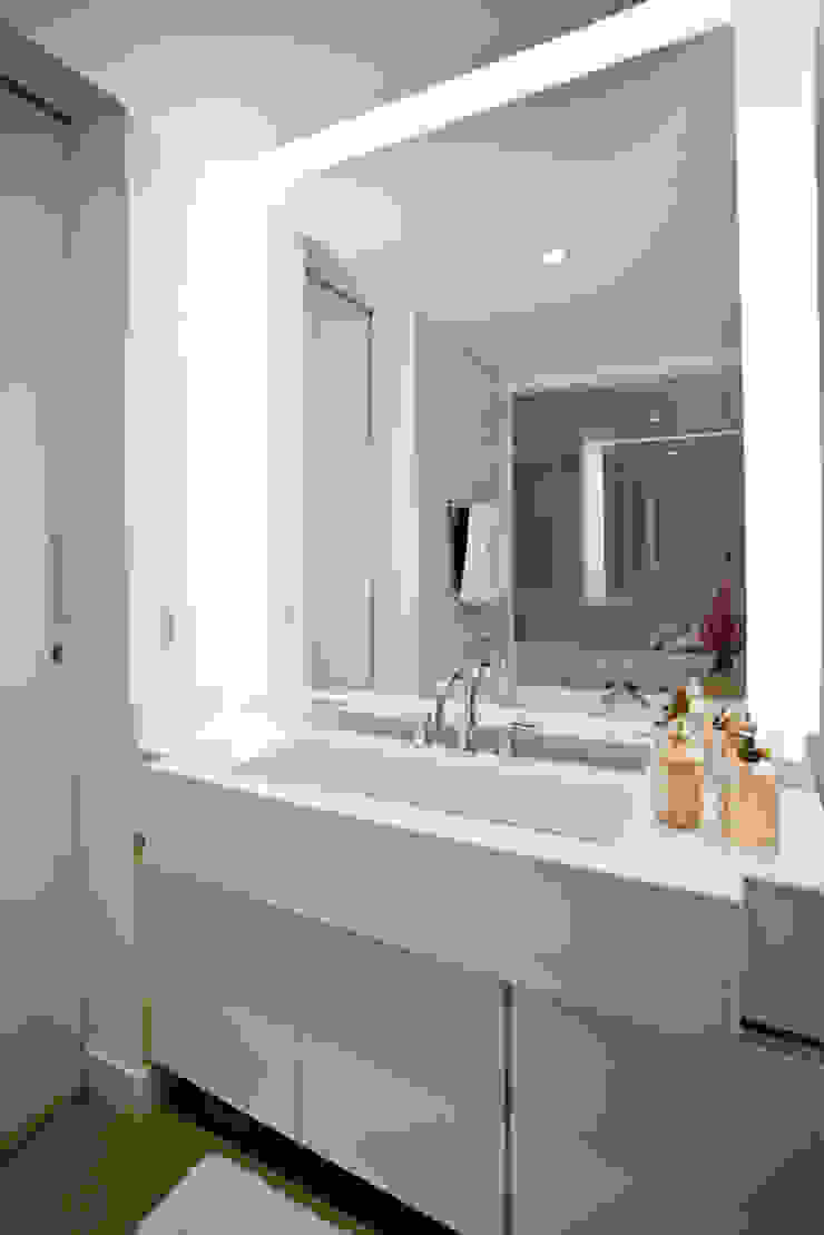 Apartamento E&E.S - Banheiro Kali Arquitetura Banheiros modernos Iluminação