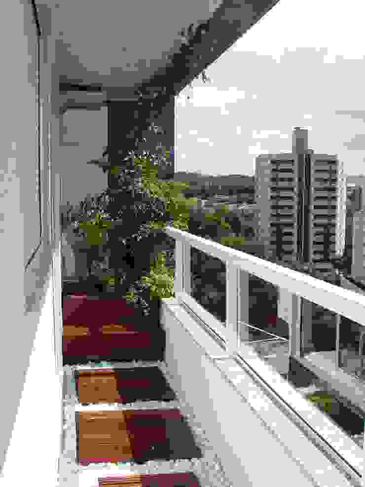 APP | Projeto de Interiores, Kali Arquitetura Kali Arquitetura Modern balcony, veranda & terrace