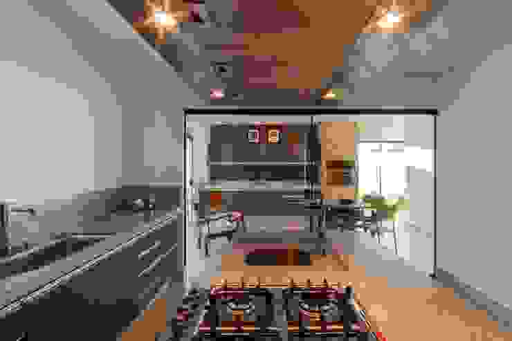 Bancadas da cozinha em granito Tony Santos Arquitetura Cocinas de estilo minimalista