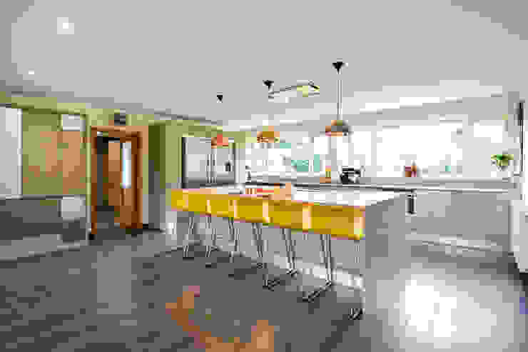 Countryside Retreat - Living Space, Lisa Melvin Design Lisa Melvin Design Modern Kitchen Cabinets & shelves