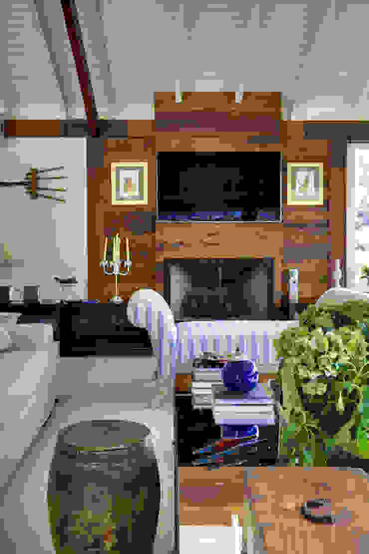 casa CR Raquel Junqueira Arquitetura Salas de estar campestres