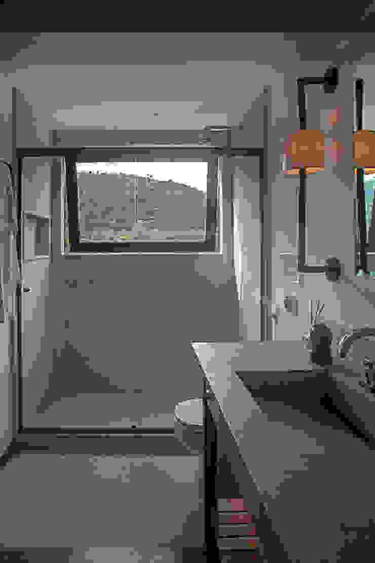 casa CR Raquel Junqueira Arquitetura Banheiros campestres