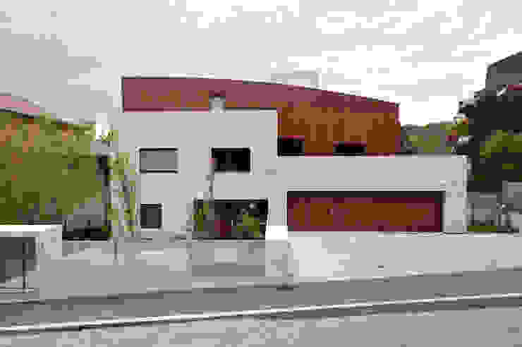 DHM57 Umbau und Zubau eines Einfamilienhouses mit Niederenergieanforderungen., zone architekten zone architekten Casas modernas