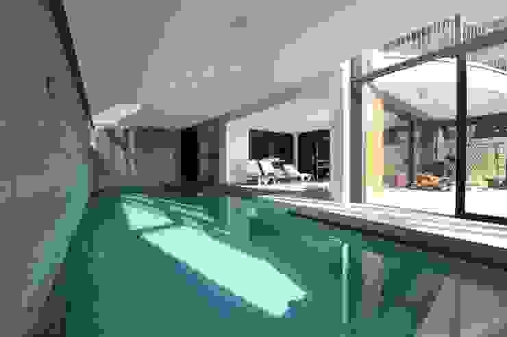DHM57 Umbau und Zubau eines Einfamilienhouses mit Niederenergieanforderungen., zone architekten zone architekten Piscinas de estilo moderno