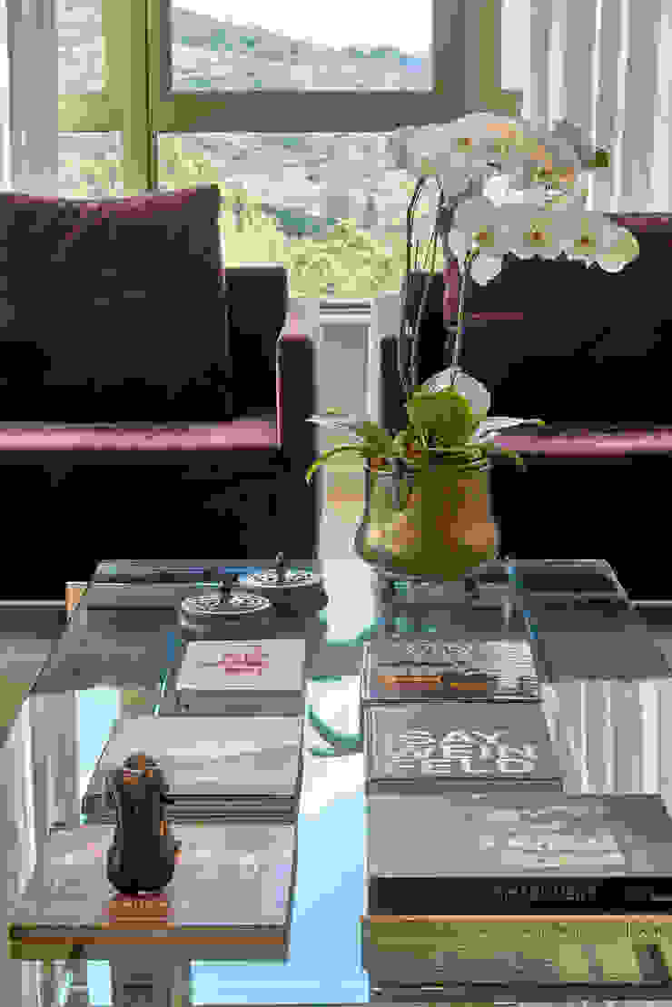 Detalhe poltronas na cor roxa Fernanda Sperb Arquitetura e interiores Sala de estarSofás e divãs