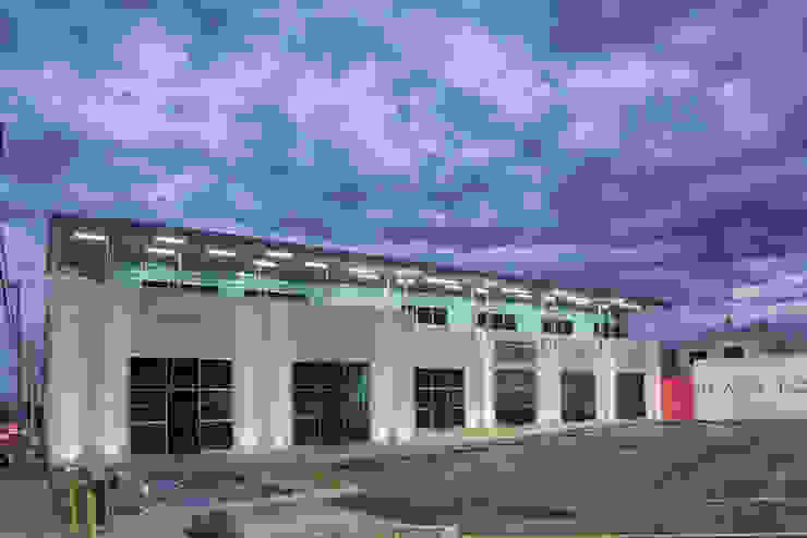 Espaços comerciais minimalistas por ARQUITECTURA EN PROCESO Minimalista