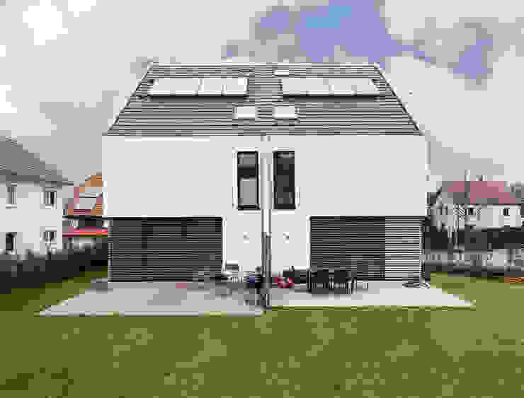 Doppelhaus BP11 im Neckartal, Schiller Architektur BDA Schiller Architektur BDA Minimalistische Häuser Wolke,Himmel,Fenster,Anlage,Gebäude,Gras,Grundstück,Urban design,Abstellgleis,Fassade