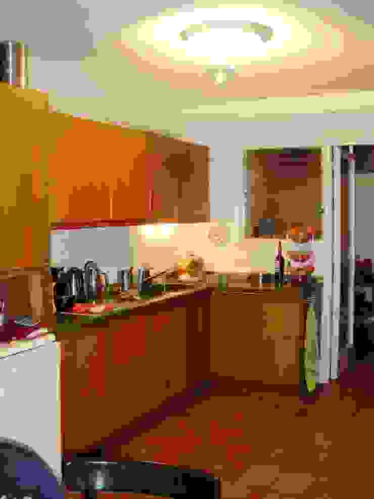 Una cocina con estilo abierta al comedor con zona office, femcuines femcuines Kitchen