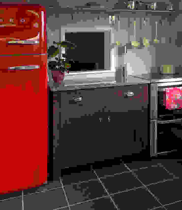 Small kitchen, big bold colour! Hallwood Furniture Ausgefallene Küchen