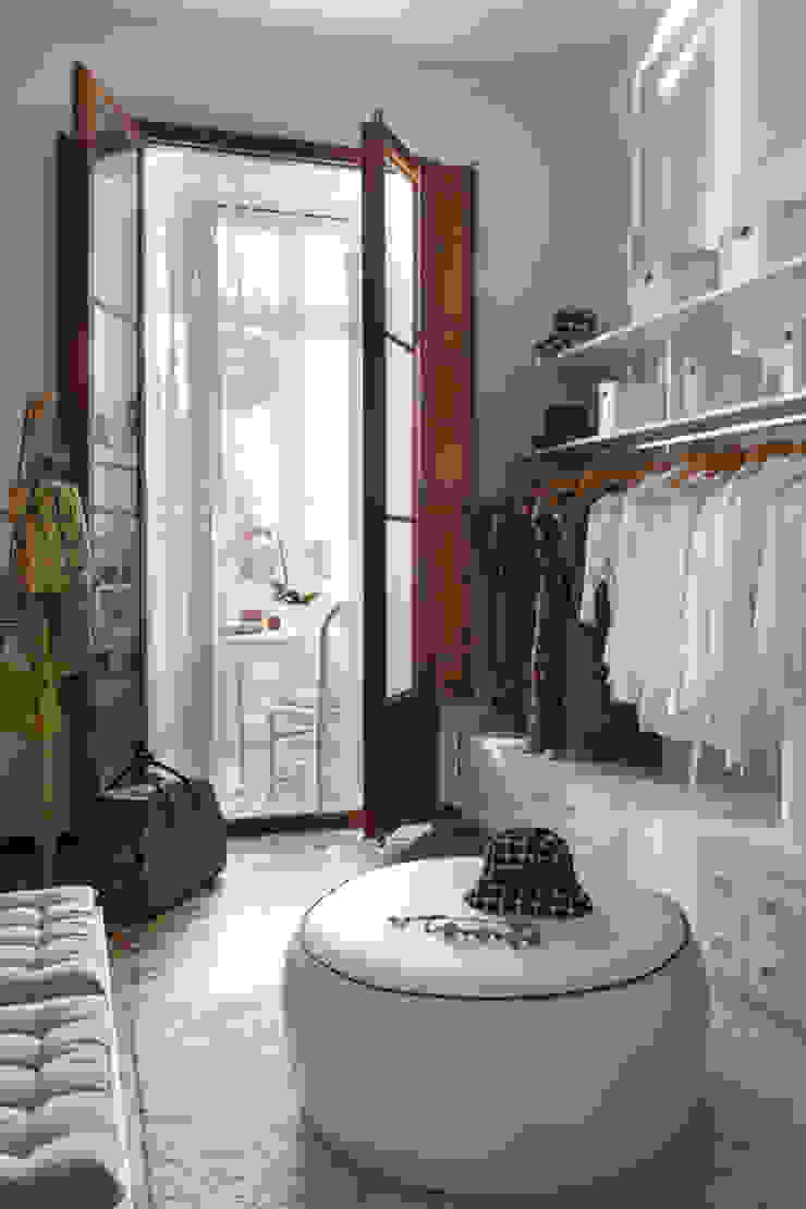 Piso en el Eixample de Barcelona. 2013, Deu i Deu Deu i Deu Eclectic style dressing room