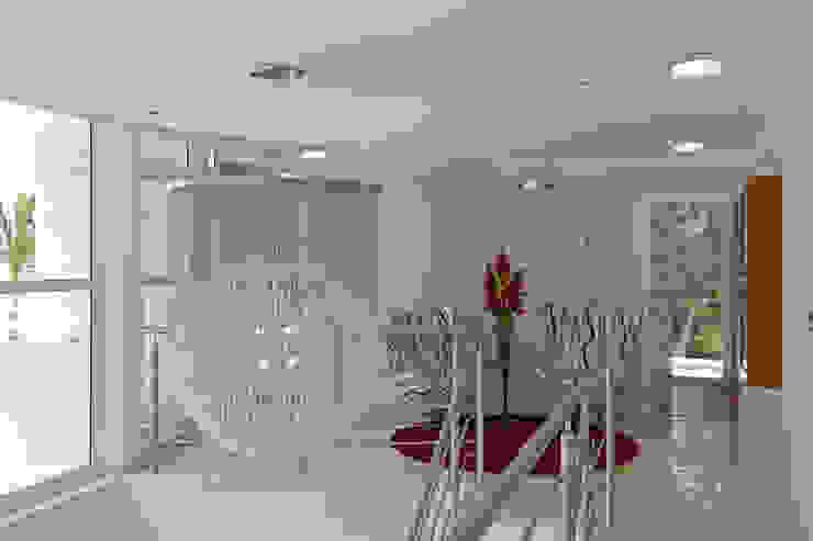 Casa da Serra Arquiteto Aquiles Nícolas Kílaris Corredores, halls e escadas modernos