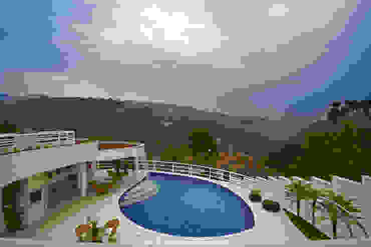 Casa da Serra Arquiteto Aquiles Nícolas Kílaris Piscinas modernas