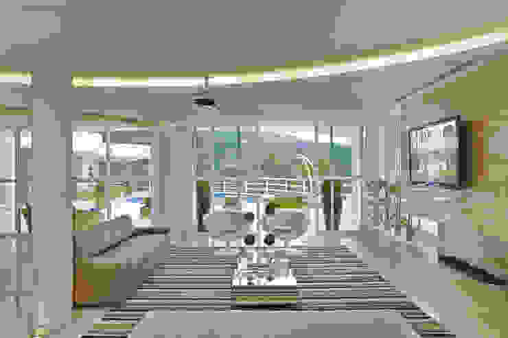 Casa da Serra Arquiteto Aquiles Nícolas Kílaris Salas de estar modernas