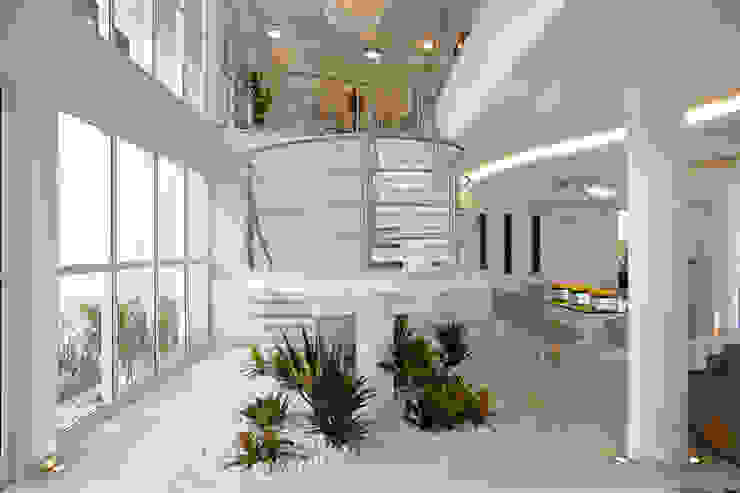 Casa da Serra Arquiteto Aquiles Nícolas Kílaris Corredores, halls e escadas modernos