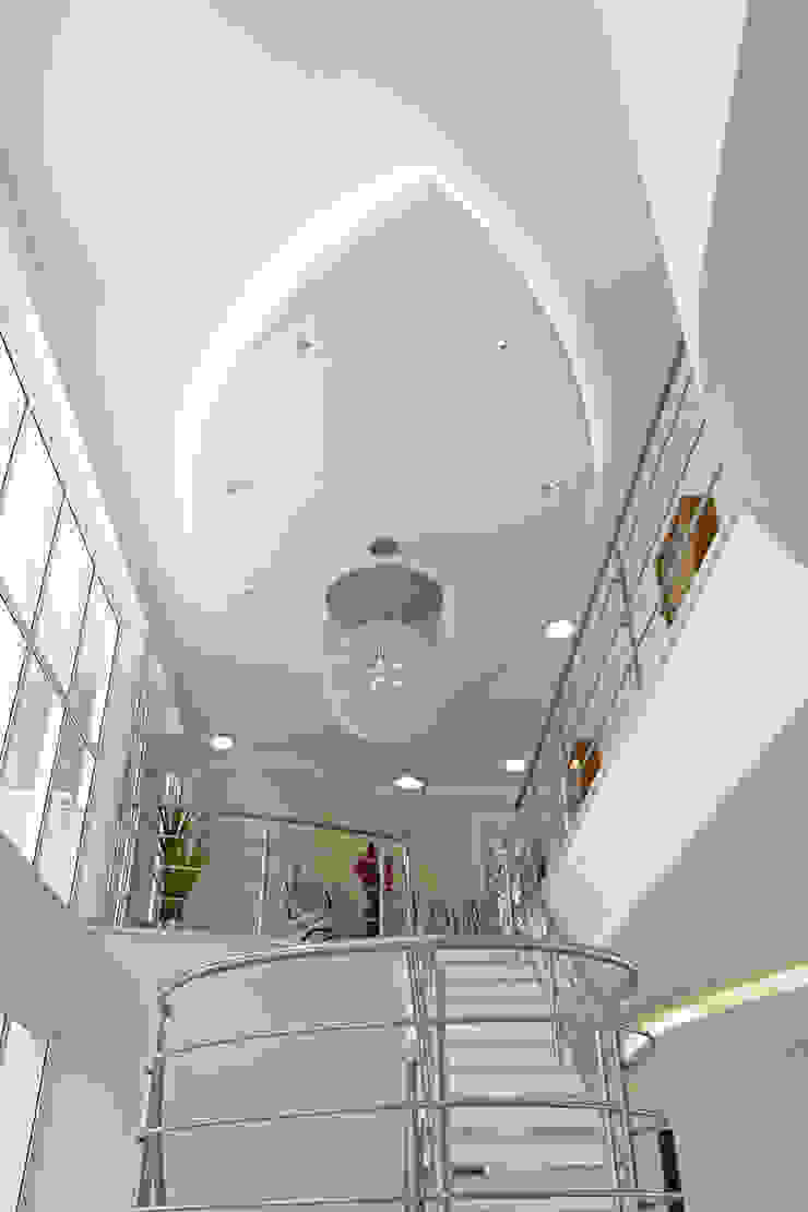 Casa da Serra Arquiteto Aquiles Nícolas Kílaris Corredor, vestíbulo e escadasIluminação