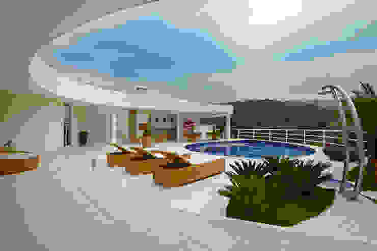 Casa da Serra Arquiteto Aquiles Nícolas Kílaris Corredores, halls e escadas modernos