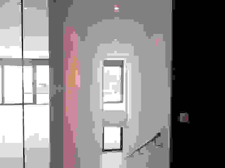 Hamers Arquitectura Pasillos, vestíbulos y escaleras modernos