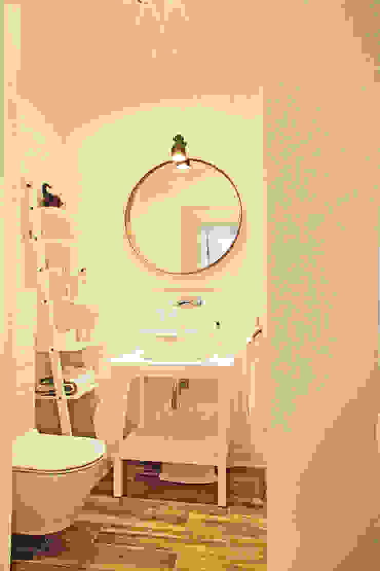 mała biała łazienka gościnna w szafie - projekt i realizacja Anyform, anyform anyform İskandinav Banyo