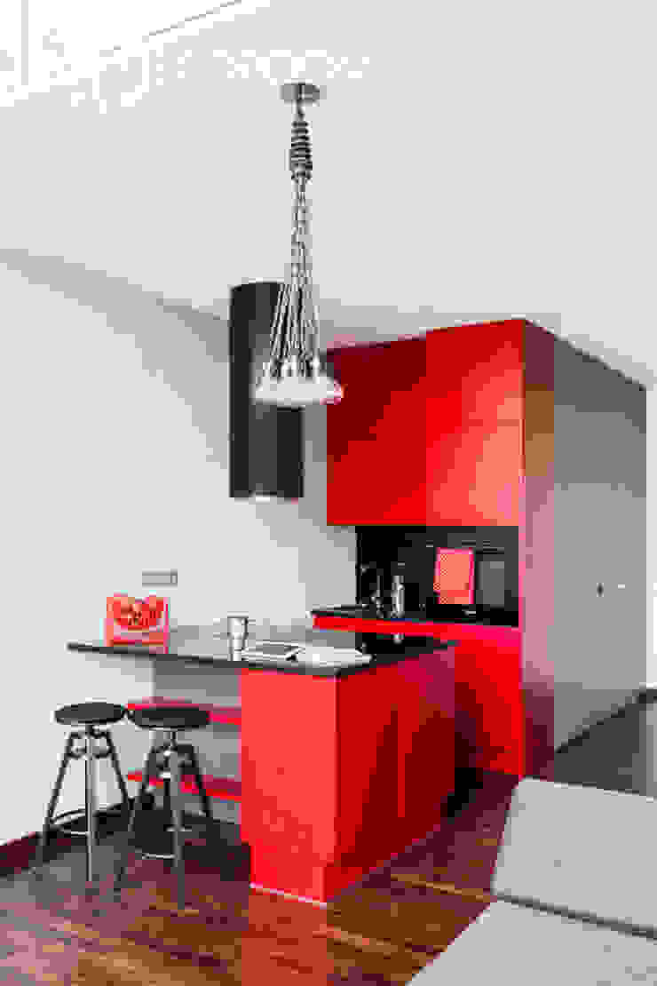 Loft z intensywną czerwienią , Pracownia Architektury Wnętrz Decoroom Pracownia Architektury Wnętrz Decoroom Dapur Gaya Industrial