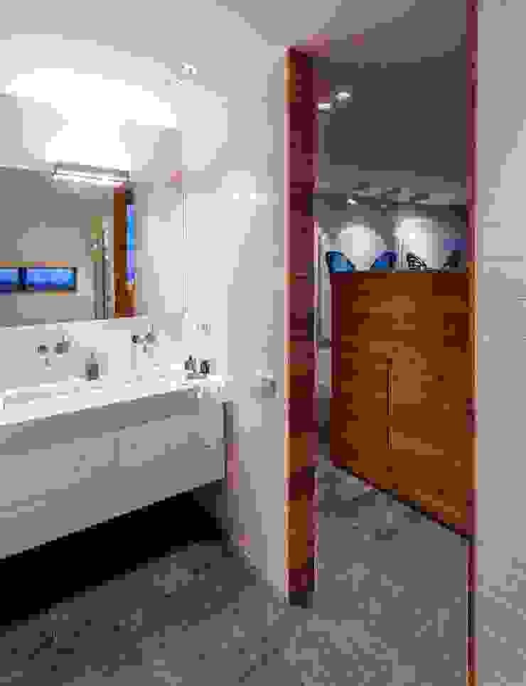 Zonas húmedas, la belleza de la sencillez. VelezCarrascoArquitecto VCArq Baños de estilo moderno