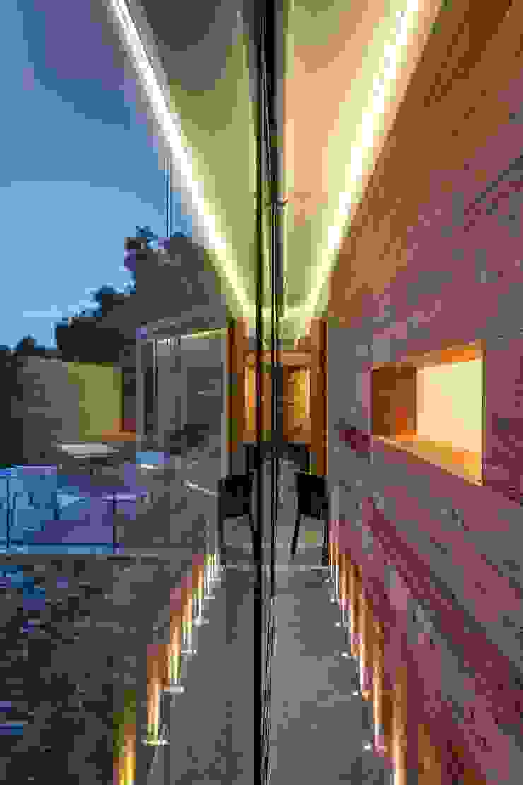 Iluminación interior espectacular. VelezCarrascoArquitecto VCArq Puertas y ventanas de estilo moderno