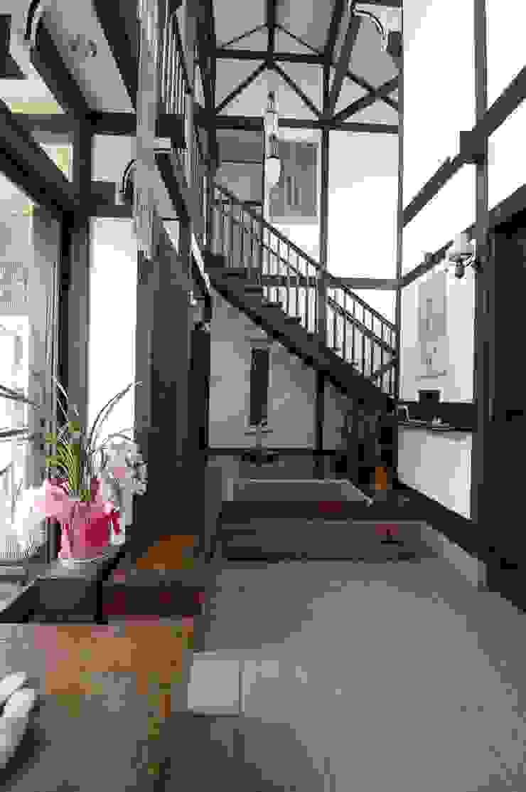 玄関ホール（和室から階段方向をみる） 株式会社 央建築設計事務所 カントリースタイルの 玄関&廊下&階段